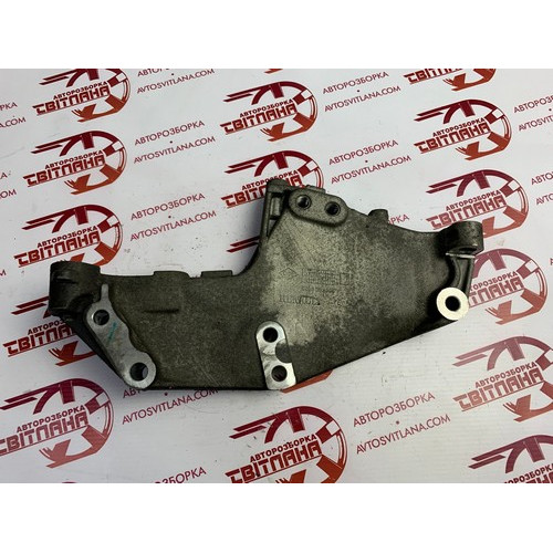 Кронштейн подушки двигуна правий Renault Trafic 2006-2014 2.0 DCI 8200399938